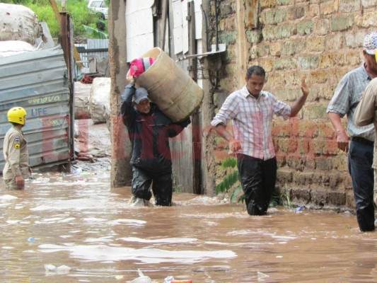 Trasladan a hondureños a albergues por inundaciones tras fuertes lluvias