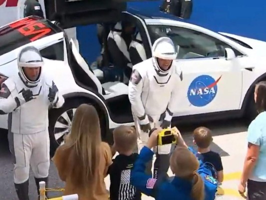 Así fue la despedida de los astronautas antes de abordar el SpaceX