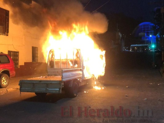 FOTOS: Así quedó el vehículo de la Policía incendiado afuera del Estadio Nacional