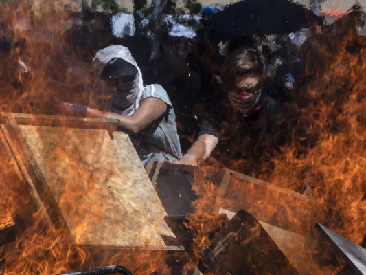 FOTOS: Violentos saqueos e incendios en medio de protestas en Chile