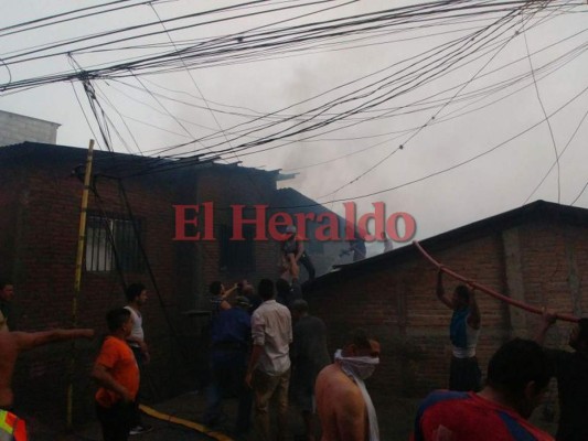 Seis viviendas quemadas: Imágenes del incendio ocurrido este viernes en el barrio La Guasalona de Comayagüela