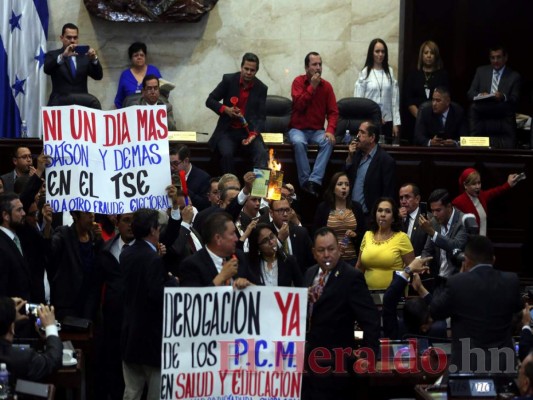 Golpes, quema de la Constitución y botellazos: Así fue el zafarrancho en el Congreso Nacional