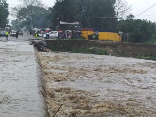 Caos e inundaciones dejan fuertes lluvias y frente frío en el norte de Honduras