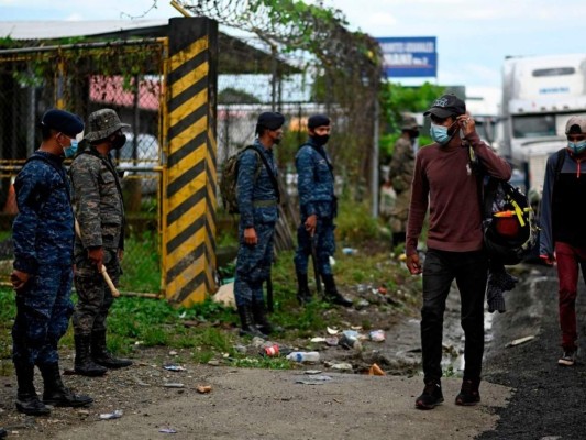 Bastones y armas del ejército guatemalteco, la otra muralla que enfrenta la caravana (FOTOS)