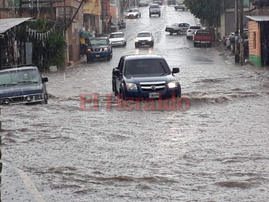 FOTOS: Intensa lluvia provoca inundaciones, tráfico y caos en la capital