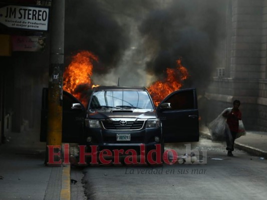 FOTOS: Incendio reduce carro blindado a chatarra durante violentas protestas