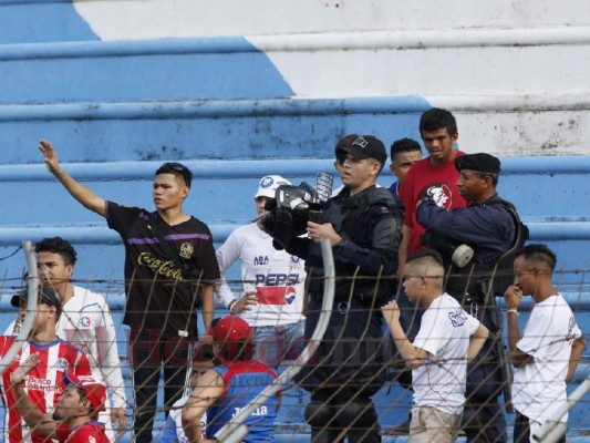 Bellezas y ambiente de la afición merengue en el Olímpico para el clásico capitalino en SPS