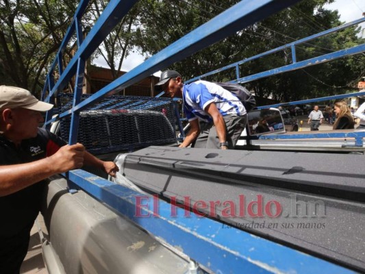 FOTOS: Familiares de reos asesinados en cárcel La Tolva reclaman cuerpos de la morgue