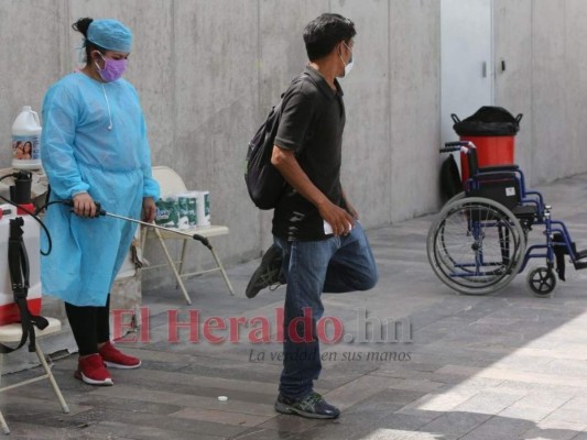 FOTOS: Héroes libran dura batalla contra el covid-19 en triajes y hospitales