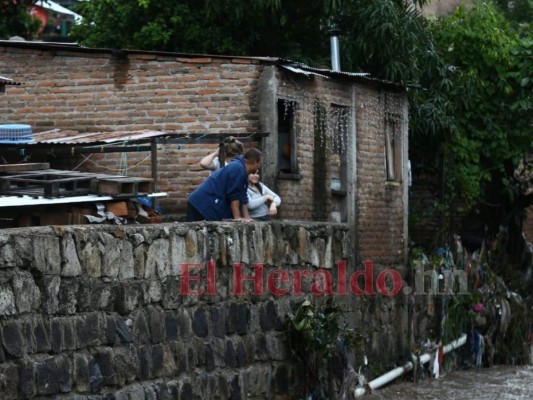 Un día festivo convertido en tragedia: Dos mujeres muertas y daños por lluvias en la capital (FOTOS)