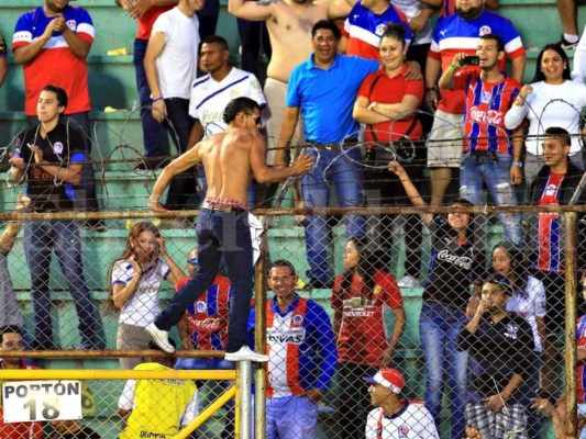 GALERIA: Aficionado invade la cancha y hace gol en pleno clásico