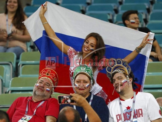 Bellas mujeres despiden los cuartos de final en el Rusia vs Croacia