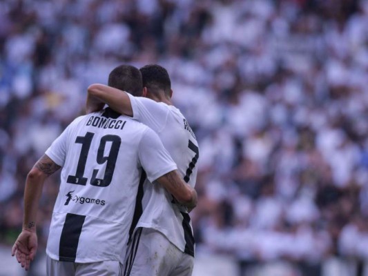 Las mejores imágenes de la celebración de Cristiano Ronaldo tras anotar su primer doblete con la Juventus