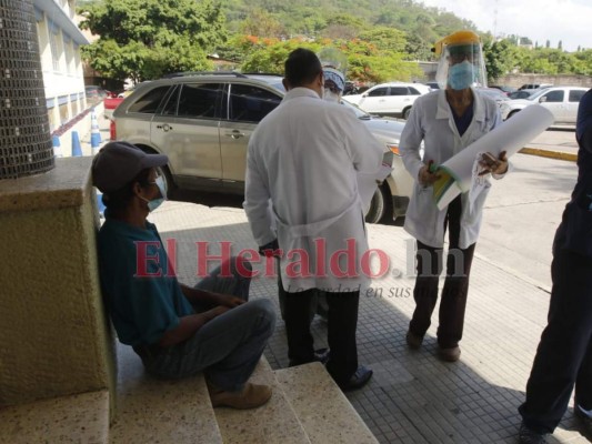 Médicos del Hospital Escuela exigen más insumos para pacientes con covid-19