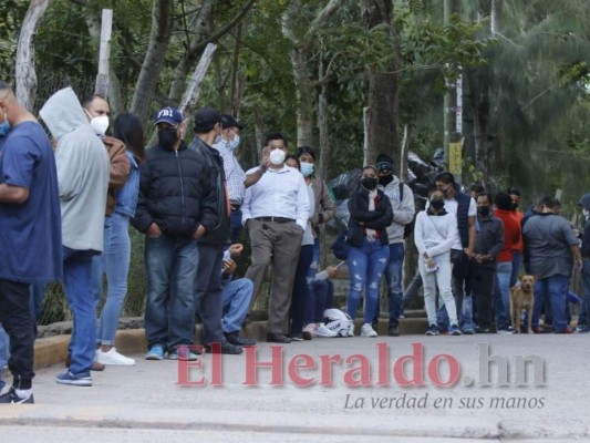 Largas filas sin distanciamiento social en centros de votación de Honduras