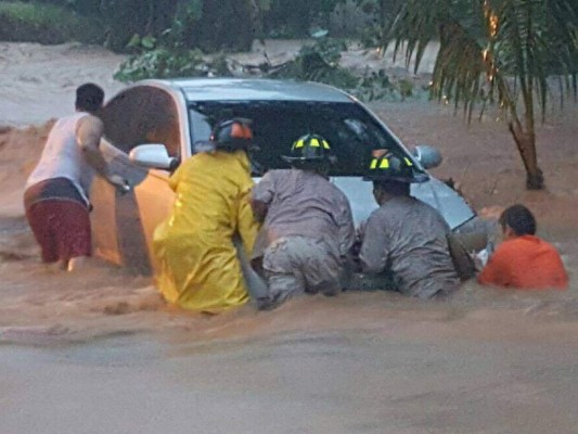 Dramáticas imágenes de las inundaciones en Roatán ante imparable lluvia