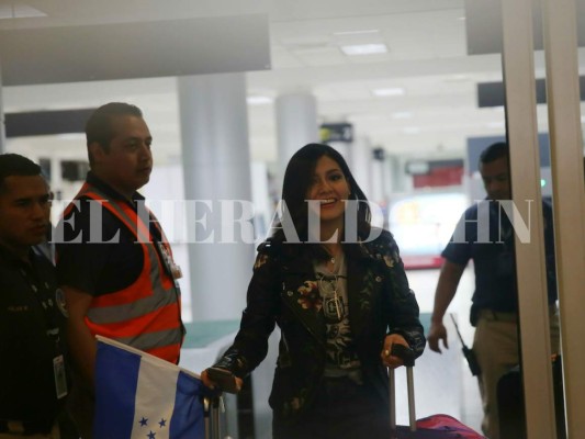 Fotos: Así fue la caótica bienvenida que recibió Katheryn Banegas en el aeropuerto Toncontín