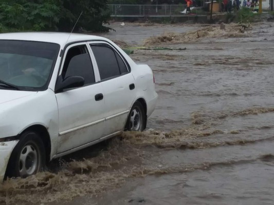 Caos e inundaciones dejan fuertes lluvias y frente frío en el norte de Honduras