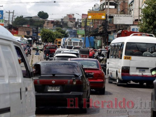 Con o sin mascarilla, capitalinos abarrotan mercados pese a que amenaza persiste (FOTOS)