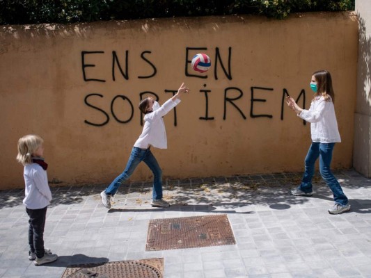 Tras seis semanas de encierro, los niños españoles salen a tomar el aire