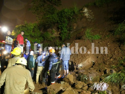 Fotos del dramático rescate de personas soterradas en la colonia Los Llanos de la capital