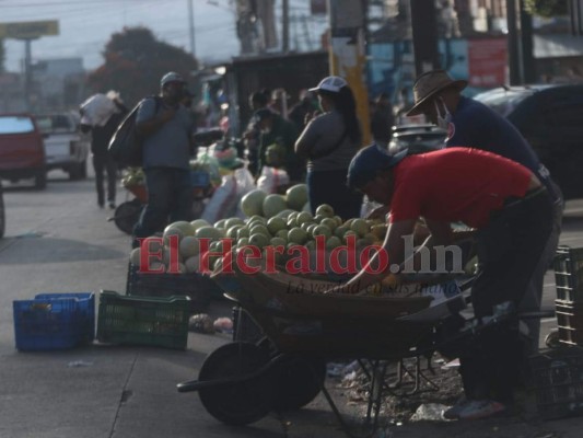 En largas filas y con identificación, así compran hondureños en plena pandemia