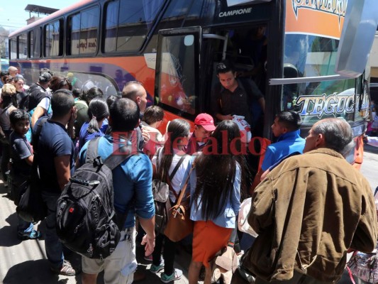 FOTOS: Éxodo masivo de capitalinos previo a la Semana Santa 2018