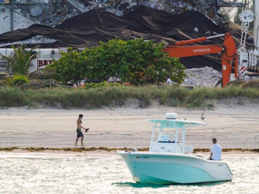 Así fue la demolición de los restos del edificio que colapsó en Florida