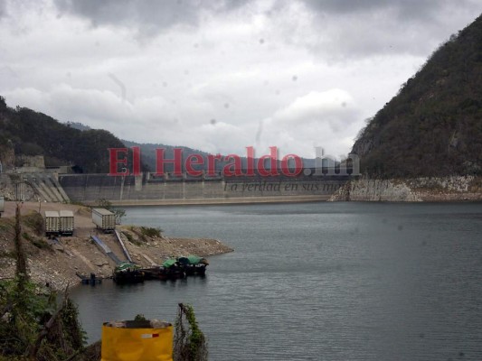 Así se ejecuta la descarga de agua en la represa El Cajón (Fotos)