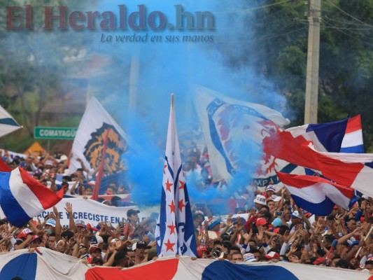 FOTOS: A bordo de motos, con banderas y cánticos, así fue la llegada de la Ultra Fiel al Estadio Nacional