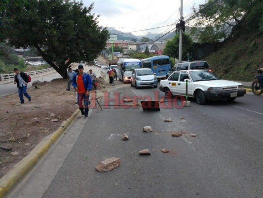 Enormes piedras obstaculizaron calles de la capital durante tomas de la Alianza de Oposición