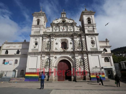 FOTOS: Pintada con la bandera LGTBI amanece iglesia Los Dolores   