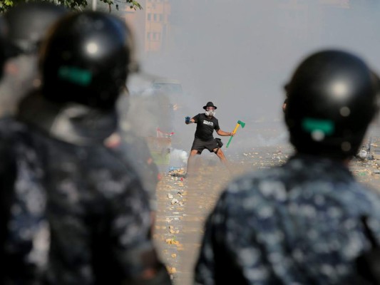 Impactantes imágenes de las protestas en Beirut, tras mortal explosión en puerto