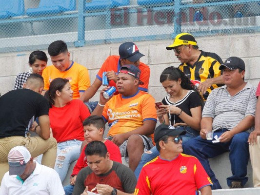 Fotos del ambiente en el estadio de Choluteca para el repechaje Lobos UPNFM vs Real España