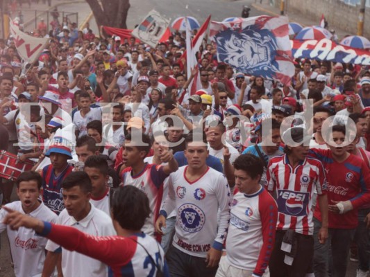 Llegada de la barra del Olimpia y aficionados del Motagua al Nacional