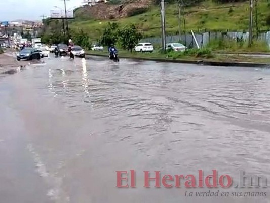 Calles bajo el agua y largas colas: lluvias dejan anegada la capital