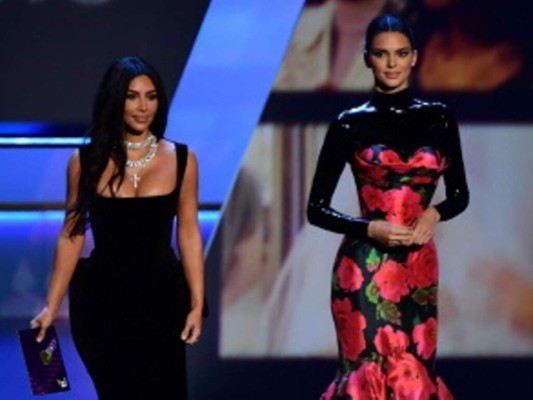 FOTOS: Apretado vestido le juega mala pasada a Kim Kardashian en los Emmy 2019