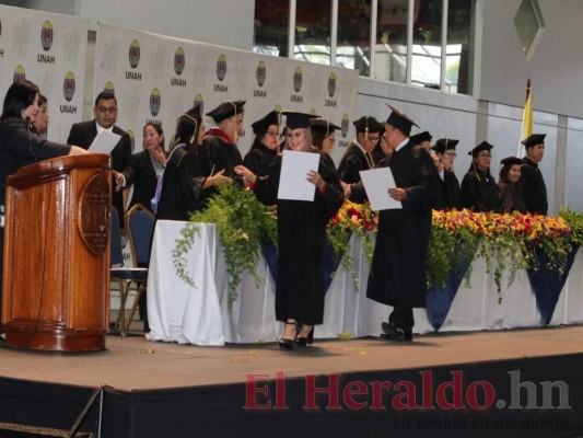 FOTOS: Llenos de ilusiones, 1,280 profesionales se graduaron en la UNAH