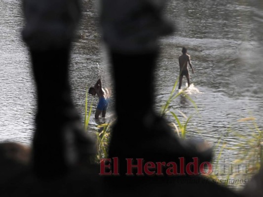 10 desgarradoras imágenes de la caravana migrante que busca paso hacia EEUU