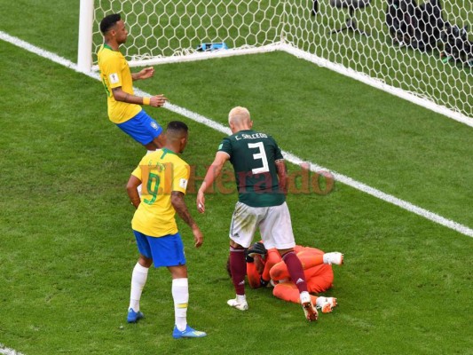 Las atajadas de Memo Ochoa ante Brasil no impidieron que el Tri esté fuera de Rusia 2018