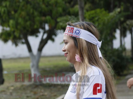 Bellezas y ambiente de la afición merengue en el Olímpico para el clásico capitalino en SPS