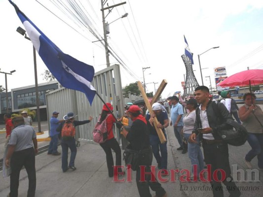 Fotos: Con gritos y quema de llantas ante Inprema, maestros piden derogación de decretos