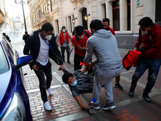 FOTOS: Sigue el ambiente tenso en Perú contra nombramiento de Manuel Merino