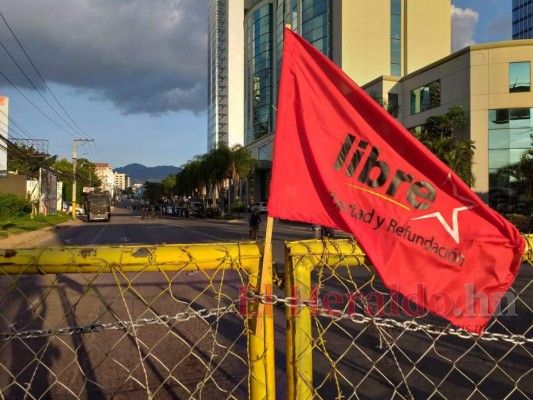 FOTOS: Oposición quema llantas e impide el paso en el bulevar Juan Pablo II de la capital