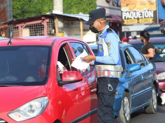 En largas filas y con identificación, así compran hondureños en plena pandemia