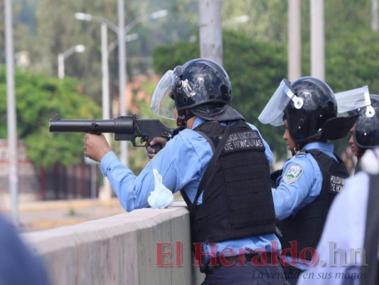 Descontrol y violencia en la UNAH en imágenes; hay estudiantes heridos