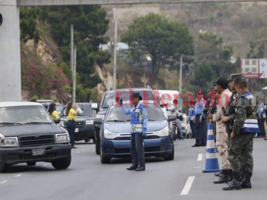 Primer 'éxodo' previo a Semana Santa dejó inspecciones y pruebas de alcoholemia en la carretera hacia el norte