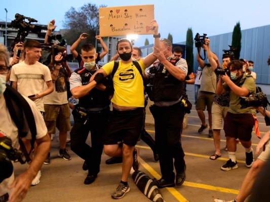 Invasión en el Camp Nou y disturbios de aficionados por la salida de Messi (FOTOS)