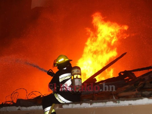 Llamas, daños y desesperación: Las imágenes del voraz incendio que consumió negocios en el centro de la capital