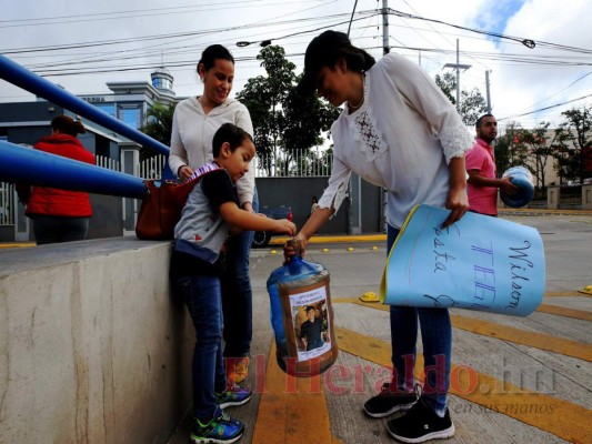 FOTOS: Capitalinos muestran su apoyo a Wilson Berríos en recolecta